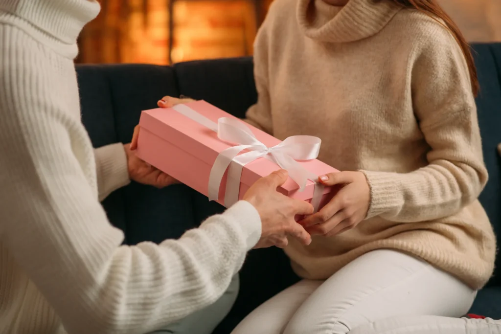 homme offrant un cadeau à une femme