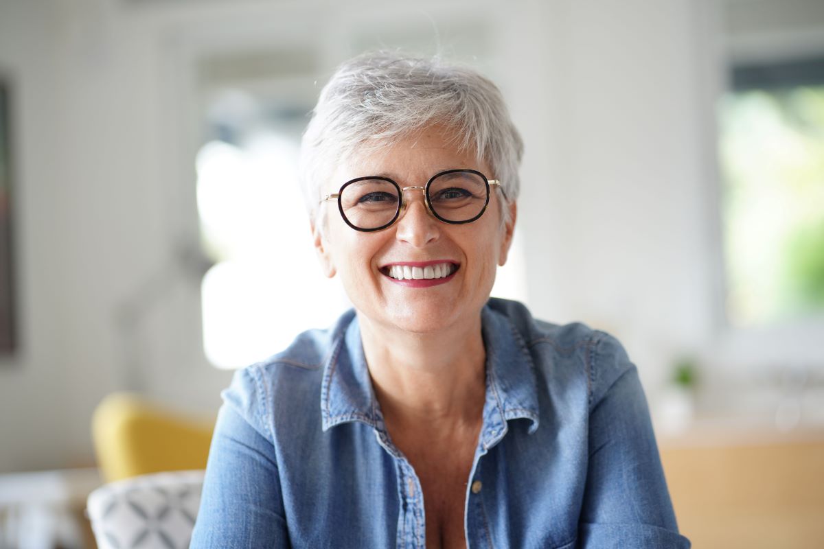 coupe classique cheveux courts femme de 60 ans