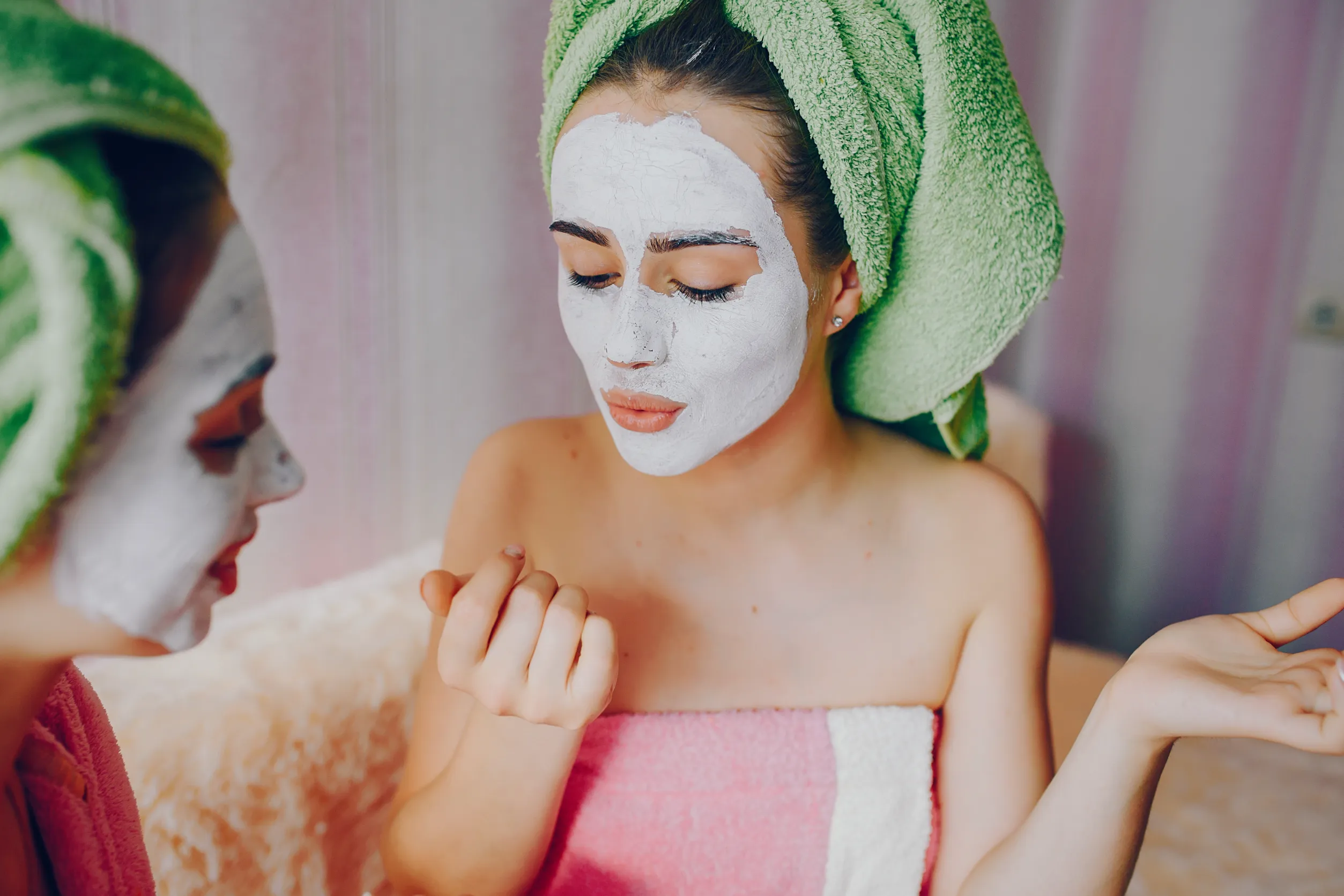 deux filles avec des masques de visage