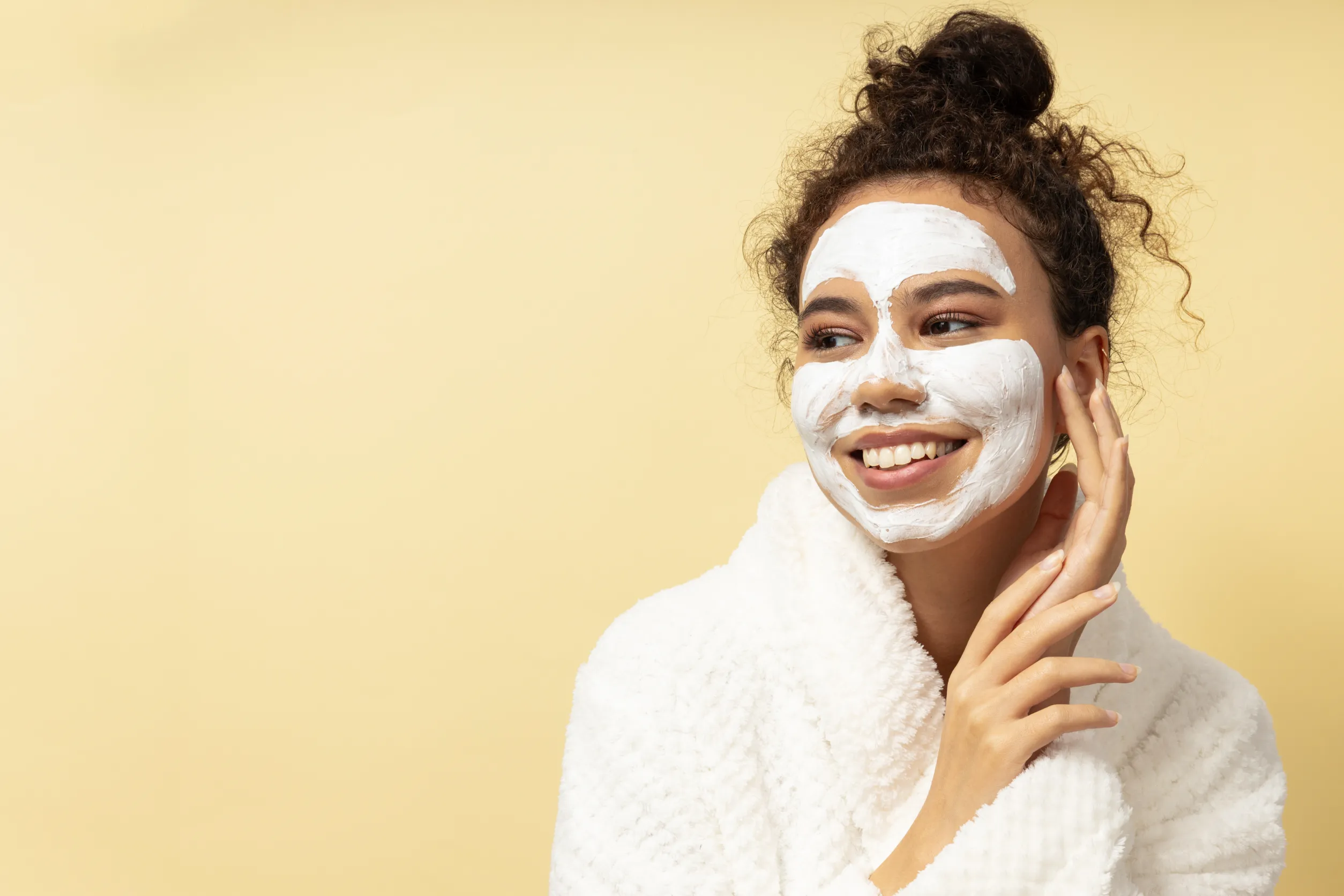 soins de la peau et du visage avec une belle jeune femme