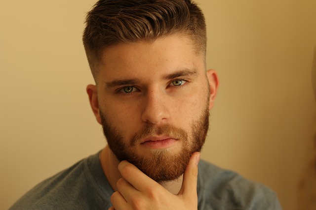 jeune homme avec une barbe taillée